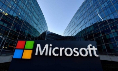 Logo de Microsoft en smartphone frente a logo de Apple, ilustración tomada 26 julio 2021. REUTERS/Dado Ruvic/