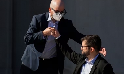 Boric, a la derecha, choca los puños con Giorgio Jackson, Santiago, Chile, el 21 de enero de 2022