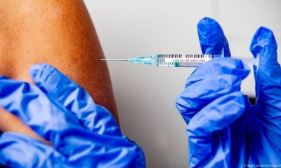 Una persona que ha pasado previamente la Covid-19 y que recibe una única dosis de la vacuna de Pfizer o de Moderna está igual o mejor protegida 