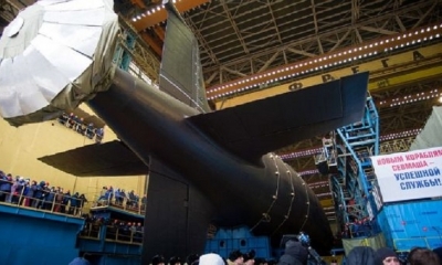 El crucero de misiles submarino nuclear Krasnoyarsk fue lanzado este viernes en Severodvinsk. 