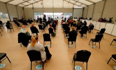Una vista general de las personas que esperan ser llamadas para su vacunación