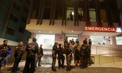 Policías custodian el hospital donde fueron llevados varios de los heridos tras un ataque contra el candidato presidencial Fernando Villavicencio 