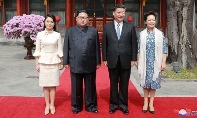 El líder norcoreano Kim Jong-un y su esposa Ri Sol-ju con el presidente chino Xi Jinping y su esposa Peng Liyuan en Pekín, China