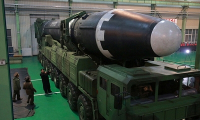 El líder norcoreano Kim Yong-un junto al misil Hwasong-15 lanzado ayer miércoles, imagen publicada por la Agencia de Noticias de Corea del Norte