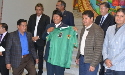 Evo Morales con los dirigentes de fútbol en la Casa Grande del Pueblo/Foto. ABI