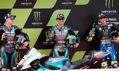 El italiano Franco Morbidelli (centro), junto a Valentino Rossi (der.) y Fabio Quartararo, esta mañana en Cataluña. | EFE