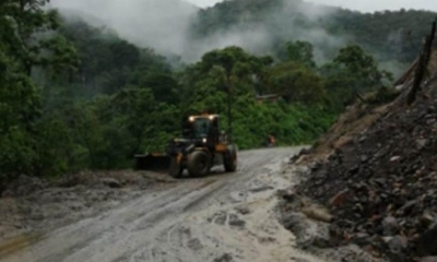 Maquinaria despeja ruta a Santa Cruz, tras deslizamientos