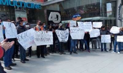 Protesta de trabajadores de Amaszonas en afueras del edificio que alberga a la DGAC en La Paz