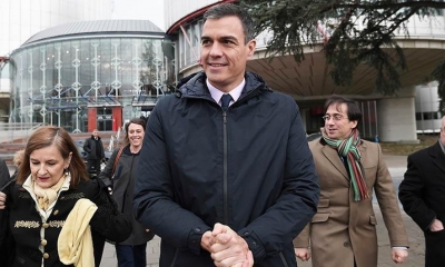 El presidente español Pedro Sánchez se dirige al palacio de la Moncloa, ayer. | AFP