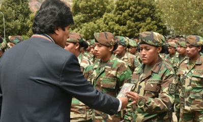 El presidente entregó las libretas de servicio militar/Foto. RRSS