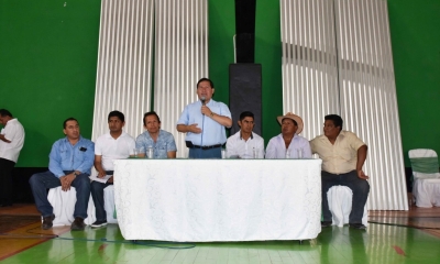 El alcalde realizando la entrega de materiales a damnificados 