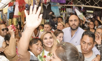 La presidenta y candidata Jeanine Áñez posa para las fotos en el mercado Calatayud. DICO SOLÍS