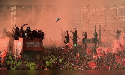 La imagen de Oli Scarff fue capturada durante el festejo por la victoria del Liverpool. | Fuente: AFP