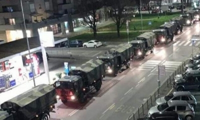 Un convoy de camiones del Ejército italiano cargado con cadáveres de los fallecidos en Bérgamo