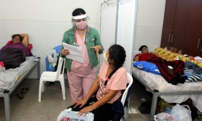 Personas entran y salen de un centro de atención a enfermos de coronavirus en Santa Cruz. | EFE