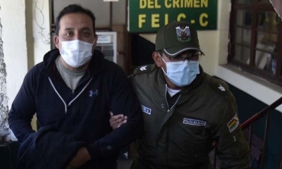 Uno de los jefes policiales en monmento del ingreso a la FELCC