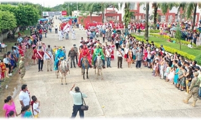 Las tres personas montando a caballo, representan a los tres reyes magos 