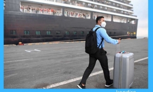 Todos los estadounidenses que abandonan el crucero tendrán que permanecer 14 días en cuarentena en Estados Unidos. | Fuente: AFP