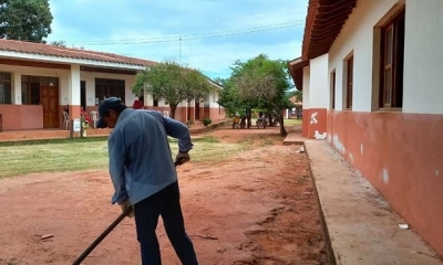 Obreros limpian unidades educativas en San Ignacio de Velasco.