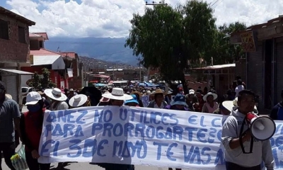 Con letreros que decían que piden un bono para todas las familias y servicio de agua gratuito