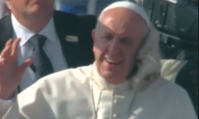 El papa fue alcanzado por algo similar a una toalla mientras saludaba a los feligreses en Chile.