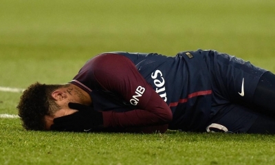 Neymar doliéndose en el campo (Christophe Petit Tesson / EFE)