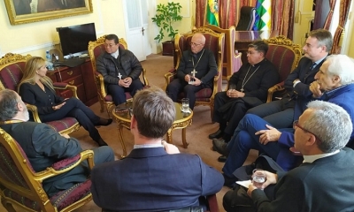 Una reunién en 2019 entre la expresidenta Jeanine Añez, miembros de la Iglesia y representantes diplomáticos.