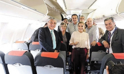 Estatal. El gerente general, Juan Carlos Ossio (der.), en el acto de recepción de una nueva aeronave para BoA. Foto: Álvaro Valero