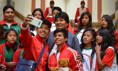 Presidente Evo Morales con los participantes de los Juegos estudiantiles Plurinacionales en Palacio de Gobierno/Foto. ABI