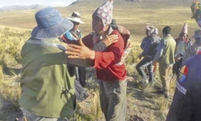 Un comunarios agradece a un funcionario del INRA por la mediación/Foto. RRSS