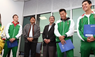 El Presidente Morales entrega reconocimiento a deportistas/Foto. ABI