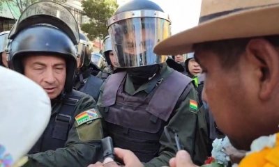 Ejecutivo sindical evista conversa con el jefe del contingente policial, hoy en Miraflores. Foto/captura