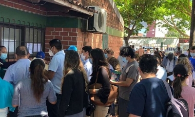 Numerosas personas acuden al  PAL para recibir la dosis de Johnson & Johnson