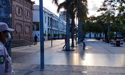 Gendarmes cuidan la plaza principal 