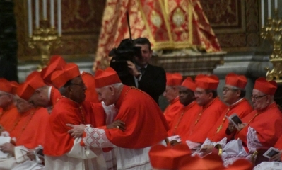 El Cardenal Toribio Ticona saludando a otro Cardenal. Foto: ABI