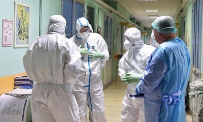 Médicos italianos conversan en un centro hospitalario | EFE
