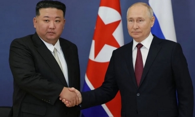 Kim Jong Un estrecha la mano de su par ruso, Vladimir Putin, durante su visita a Rusia en setiembre del 2023. 