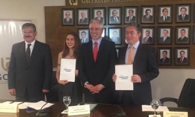 Las autoridades firmaron el convenio/Foto. RB