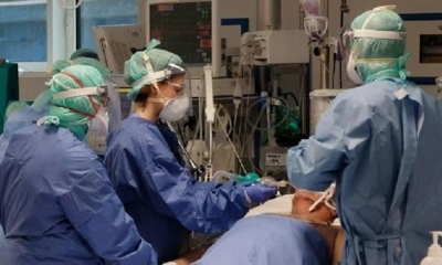Doctores atienden a paciente con coronavirus en un hospital de Italia | Fuente: EFE