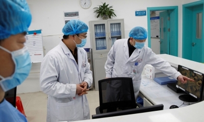 Personal médico en un hospital de Yueyang, China, el 28 de enero de 2020.