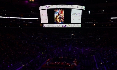 Miles de personas, entre celebridades, familiares, amigos y fanáticos, se congregaron este lunes en el Staples Center, la cancha de Los Angeles Lakers