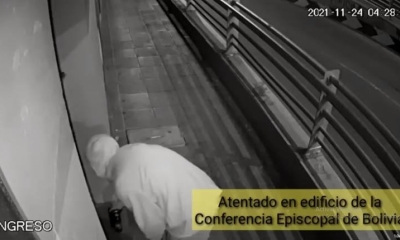 Momento en el que una persona deja el explosivo en la Sede de la CEB. Captura de pantalla