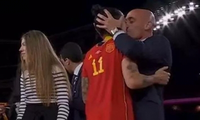 Momento en el que Luis Rubiales da un beso a la jugadora Jenni Hermoso, durante la premiación de la Copa Mundial Femenina
