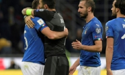 Los jugadores de la selección italiana entre ellos el portero Gianluigi Buffon (de negro) y el defensa Giorgio Chiellini (C) 