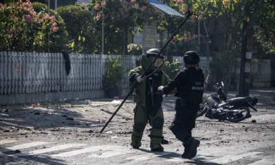 Agentes de los servicios especiales de Indonesia en el lugar de un atentado suicida en Surabaya/Foto. RRSS