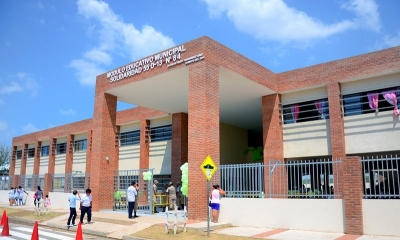 Un grupo de estudiantes pasan clases de manera presencial
