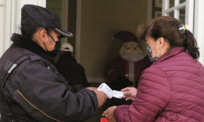 Control de carnet de vacuna contra la Covid-19 en La Paz. 