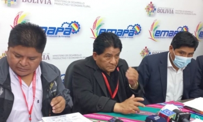 Juan Cachi Catari (centro), dirigente de los panificadores y el gerente de Emapa (der.), hablan sobre la harina.