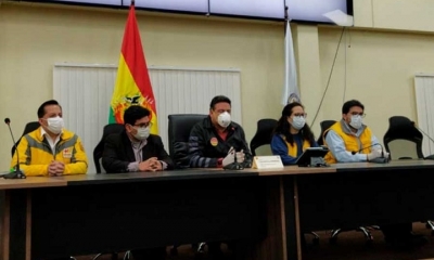 El alcalde de la ciudad de La Paz, Luis Revilla ( c )