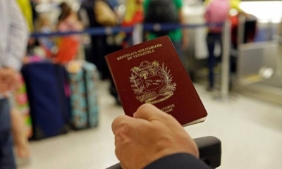 Miles de ciudadanos reclaman un permiso para salir del país por la crisis humanitaria en Venezuela